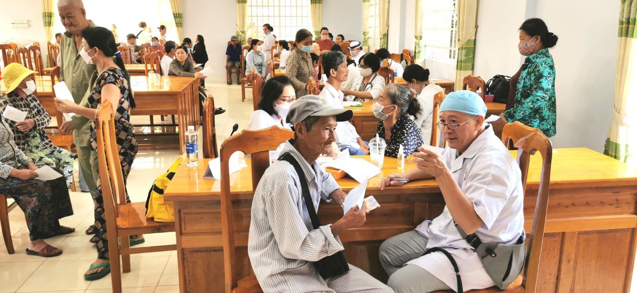 Khám bệnh, cấp thuốc miễn phí và tặng quà Tết cho người dân xã Bình Thạnh Đông